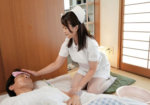 Bố chồng mê mẩn vì con dâu y tá siêu chiều chuộng chuyện ấy
