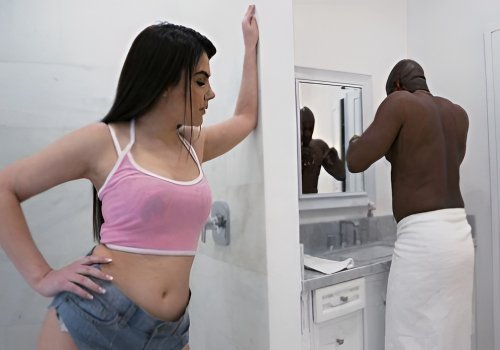 Cô nàng teen phát cuồng khi lén thấy chim khủng của bố dượng