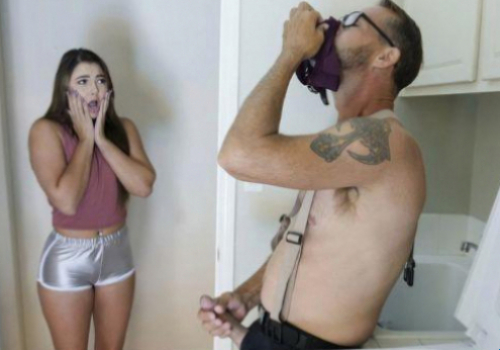 Con gái phát hiện cha ngửi đồ lót rồi cho địt luôn