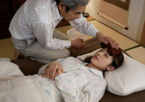 Nàng dâu ốm được bố chồng tận tình thẩm lồn